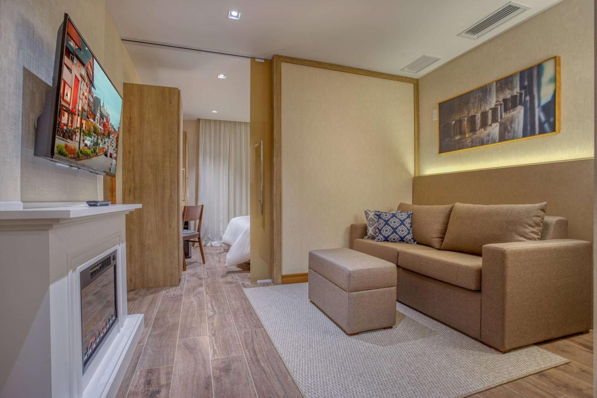Superior Queen Room Pool View Non-Smoking
